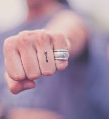 40 Tatuaggi Sulle Dita Che Ci Ispirano Tantissimo Tatuaggi Sulle Dita Tatuaggi Tatuaggi Mani