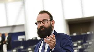 He claimed to have written much of the document on an ipad. Eu Abgeordneter Aus Ungarn Bei Manner Sex Party Ertappt