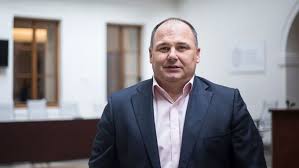 Nakazit se může každý, epidemie je nekontrolovatelná, popisuje v rozhovoru pro cnn prima news dlouholetý starosta náchoda jan birke (čssd) situaci. Birke Ma Byt Ministrem Kultury Nez Se Zaoralek Rozhodne Nahradi Petricka Hamacek Aktualne Cz