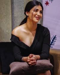 She is famous for her role in film. Shruthi Hassan Bollywood Actress Hot Photos Hollywood Actress Photos Bollywood Actress Hot