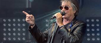 Comme chanteur il deviendra, par sa collaboration avec le parolier jacques lanzmann, une des célébrités notables de l'époque yéyé, notamment avec les tubes et moi et moi et moi, mini mini mini. Dutronc On M A Tellement Dit Desinvolte Que J Ai Failli Y Croire Le Point