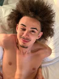 Venus Robinson (@venus_robinson)