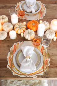 A beautifully set table makes any meal a special occasion — and what dinner could be more important than thanksgiving? Farmhouse Thanksgiving Table Idea Modern Glam