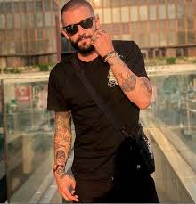 Wagner santiago, que participou do 'bbb 18' reprodução / instagram o artista. Noticias Pluma Ex Bbb Wagner Usa Saia Em Premio E Revela Que Fez Transplante Capilar 9 Horas De Cirurgia