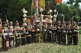 Pasangan pengantin tersebut dikehendaki makan di dalam pinggan dan mangkuk yang sama. Etnik Murut Halau Roh Jahat Menerusi Ritual Urung Utusan Borneo Online