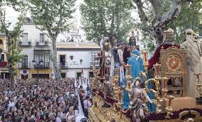 Durante la semana santa, sólo voy a publicar algunos vídeos de lo que acontece estos días en esta mariana ciudad. Semana Santa En Sevilla Historia Rincones Y Procesiones Guia Repsol