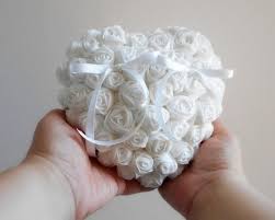 √ dimensioni del cuscino cm 19 x19 circa. Portafedi Cuore Con Rose Bianche Di Stoffa Alternativa Al Etsy