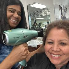 Press ons 💚 $100 + Inbox or call 3715894 Location p.o.s Nail courses also  available Contact for more info