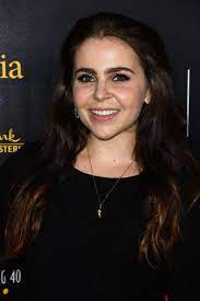 Mae Whitman Photos Photos 40th Anniversary Gracies Awards Arrivals Mae Whitman The Duff Whitman