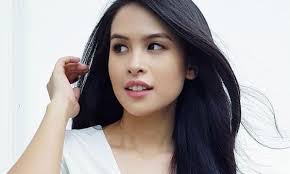 Pemain film maudy ayunda saat tampil pada acara musik yang bertajuk 'konser menuju miss world 2013' di studio 8 rcti. Waduh Maudy Ayunda Berantem Dengan Seorang Pria Saat Live Instagram