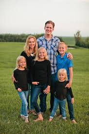 Iowa Lifestyle Family Photographer Des Moines Wedding And Senior Photographer Family Photo Pose Family Picture Poses Photography Poses Family