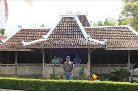 Pendopo menggunakan atap joglo dan hanya terdapat di kompleks rumah orang kaya. Cerita Warga Gunungkidul Merawat Rumah Joglo Berusia 200 Tahun Halaman All Kompas Com
