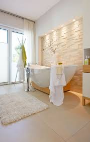 Moderne Bader Gestalten Und Dekorieren Weisse Schone Farbe Freistehende Badewanne Badgestaltung Badezimmer Badezimmer Beige