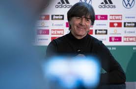 Er selber verdient sein gehalt seit 1994 nicht mehr als aktiver fußballer, kommt aber mit seinem. Fussball Bundestrainer Wie Joachim Low Seinen Abgang Begrundet Fussball Stuttgarter Nachrichten