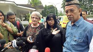 Sayang, sejak film perdananya itu ia menghilang cukup lama, sekitar 12 tahun, dari dunia hiburan. Ibunya Yang Orang Rusia Pasrah Jenazah Yana Zein Akhirnya Dimakamkan Secara Islam Duta Co Berita Harian Terkini