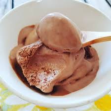 Une Glace Au Chocolat Avec Juste 3 Ingredients Si Tu Sais Monter Une Creme En Chantilly Cette Recette Sans Sorbetiere Est Pour Toi Be In 2020 Food Breakfast Pancakes