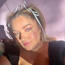 Krystal Kinder's Instagram, Twitter & Facebook