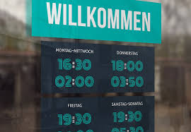Bundeskanzlerin angela merkel (cdu) hat am mittwoch in einer kurzfristig einberufenen schalte mit die pläne sahen eigentlich vor, gründonnerstag und karsamstag einmalig als ruhetage zu definieren. Offnungszeiten Vorlagen Fur Schild Aushang