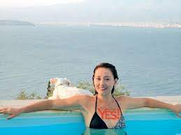 Η ηθοποιός στα 57 της διατηρεί μία λεπτή σιλουέτα καθώς προσέχει τη διατροφή της. Apokleistikh Synentey3h Sto Yes Hrw Moykioy Ponaw Akoma Gia To Paidi Poy Exasa Photos Eidhseis Athens Magazine