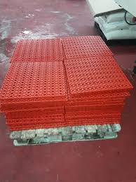 Kaygan zeminlerde kaymayı, isı kaybını ve su temasını önler tüm islak ve kuru zeminlerde kullanılabilir ağırlığa dayanıklıdır birbirine kenetlenme sistemi i̇le dilediğiniz boyutlarda. Plastik Zemin Karolari Uretim Ve Satis Plastik Izgara Basketbol Saha Izgaralari Plastik Yerkarolari Plastik Izgara Plastik Yer Karosu Floorplast Www Floorplast Com Da Bula Bilirsiniz