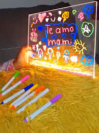 La pizarra LED mágica que ilumina la creatividad de tus hijos