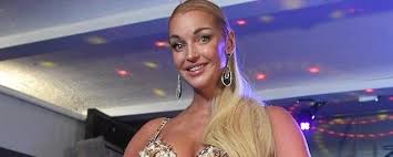 Ее отец был известным спортсменом, золотым призером всесоюзного чемпионата по настольному теннису. Anastasiya Volochkova Pokazala Novogo Vozlyublennogo