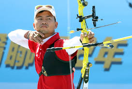 射箭項目在 1900 年第二屆奧運會上被列為正式比賽項目，但因一直無法有個統一的競賽規則，後來被取消，為解決這個問題， 1931 年成立「國際射箭總會（ fita ）」，制定世界性射箭比賽的規則與辦法，一直到 1972 年第二十屆慕尼黑奧運時，才再度成為競賽項目， 1988 年更增加男、女射箭團體賽。. å…©åº¦å©é—œå¥§é‹é­å‡ç© å…¨åŠ›ä»¥èµ´