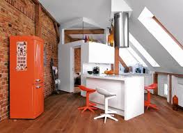 Planul presupunea transformarea rampelor podului în apartamente cu energie zero, care să aibe şi un pavilion de conferințe amplasat central. Ingenios ImpÄrÈit Acest Pod Lung Èi Ingust Transformat In MansardÄ LocuibilÄ Adela Parvu Interior Design Blogger