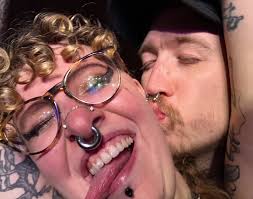 Förra lördagen var jag o Robin i göteborg o såg @lillasysterofficiell allra  sista spelning. De va magiskt. 🖤🖤🖤