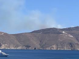 Τα νέα περιοριστικά μέτρα στο νησί της μυκόνου έχουν τεθεί από τις 6 το απόγευμα του σαββάτου σε εφαρμογή και η κυκλοφορία επιτρέπεται ως τη 1 π.μ. Mykonos Fwtia Se E3eli3h Eikones Apo To Shmeio Poy Shmane Synagermos Fwto