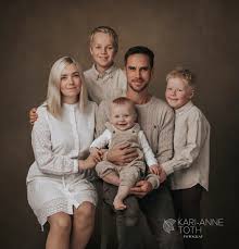 Håkon , Adrian , Jonas , Mariel & Ivan **🤎 Se fine familien her da !! En  familiefotografering er så viktig å gjøre , plutselig har årene gått og  barna har blitt