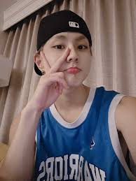 THIS MAN IS SO ATTRACTIVE WEARING THAT BLUE JERSEY!💙