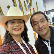 Un día estás viendo los canales de creadores de contenido que te inspiraron  a comenzar en tu recamara y en otro compartes con ellos escenario en un  evento enfocado a viajes en