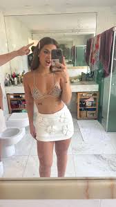 Mel Maia deixa marquinha à mostra ao usar biquíni de flor todo vazado; veja