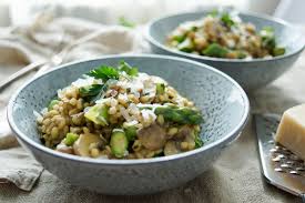 Rollgerste Risotto Mit Pilzen Und Spargel Rezept Elle Republic Rezept Rezepte Risotto Pilz Risotto