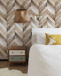 Wandgestaltung Mit Fischgratmuster Holz An Den Wanden In Moderner Trendverlegung In 2020 Holzplanken Wande Holzwandgestaltung Fischgraten Wand