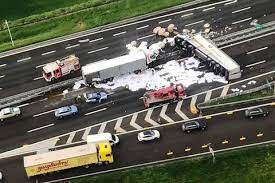Entra e vedere che ci sono utenti che hanno inserito commenti e sono valutato il loro livello di soddisfazione. Camion Si Ribalta In A4 E Perde Il Carico Casello Chiuso Giornale Di Brescia