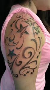 A l'origine, les arabesques sont des ornements souvent utilisés en peinture et en gravure pour indiquer une ouverture et pour rendre l'œuvre réalisée vivante. Idee Tattoo Haut Du Bras Et Epaule Arabesques Etoiles Tatouage Femme