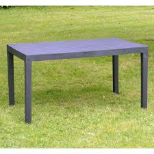 Choisissez une table de jardin pliante qui peut être facilement rangée lorsque vous ne l'utilisez plus. Table De Jardin Sumatra 1 40 M Resine Anthracite Trigano Store