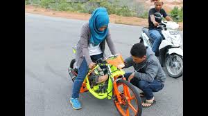 Joki drag thailand tercepat, matic pcx nos turbo 350cc head cbr ffa motor mesin yang digunakan dari honda, yamaha, suzuki. Joki Cewek Berhijab Cantik Drag Bike Indonesia Youtube