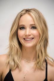 Mittellange Haare Gestuft Mittelscheitel Blond Jennifer Lawrence 2017 Jennifer Lawrence Frisur Gestufte Haare Mittellange Haare