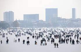 Ein betrunkener mann ist in der nacht zu dienstag in der nähe des hamburger rathauses auf die zugefrorene alster gelaufen und dabei eingebrochen. Frostiger Winter In Hamburg Menschen Gehen Auf Dem Eis Der Alster Spazieren Hamburg Fotograf Hamburg Aussenalster