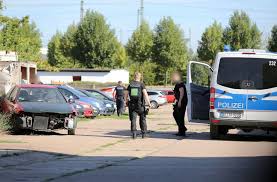 Ein unbekannter hat in erfurt auf offener straße zwei passanten angegriffen und verletzt. Ex Freundin Entfuhrt Polizei Fahndet Nach Messerstecher In Erfurt Panorama Stuttgarter Zeitung