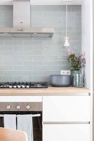 gave tegeltjes met witte houten keuken keuken tegels keuken wandtegels keuken idee