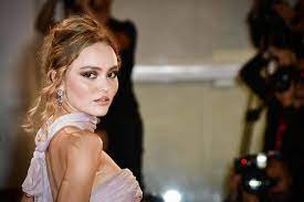 Voir les photos de johnny depp. Lily Rose Depp Tente De Defendre Son Pere Avant D Etre Invitee A Garder Le Silence Soirmag