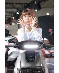 instagram 上的吳俊男 2019 12 29 溫妮車展公開活動 2 溫溫示範可愛五連拍 來測試emoving ie125 內建的行車記錄器 功能 溫妮 黃于恩 木曜4超玩