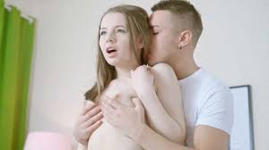 اخ يشوف اختة بتغير يسخن عليها يدخل ينكها وابوة مش موجو