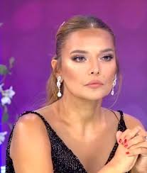 .gündemden düşmeyen 48 yaşındaki ünlü şarkıcı demet akalın, estetiksiz halini ilk kez sosyal medya hesabından paylaştı. Guzelleseyim Derken Sagligindan Oldu Estetik Magduru Akalin In Boynu Herkesi Korkuttu Foto Galerisi