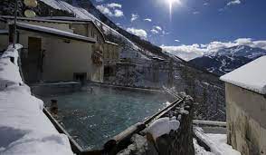 Hotel bagni vecchi a bormio, sulla strada che porta al passo dello stelvio, con accesso diretto alle terme dalla camera. Viaggi Benessere Com