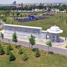 Odunpazarı Dedekorkut Parkı içerisinde yer alan 46 metre uzunluğundaki  duvarın her iki cephesinde Dede Korkut Destanları'nı okumaya ne dersin?  #gezseneskişehir #eskişehir #odunpazarı #dedekorkut #park